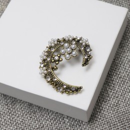 앤티크한 C레터링 달꽃 진주 큐빅 핀 브로치