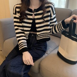살짝 크롭 기장 예쁜 배색 스트라이프 가디건 URD-248